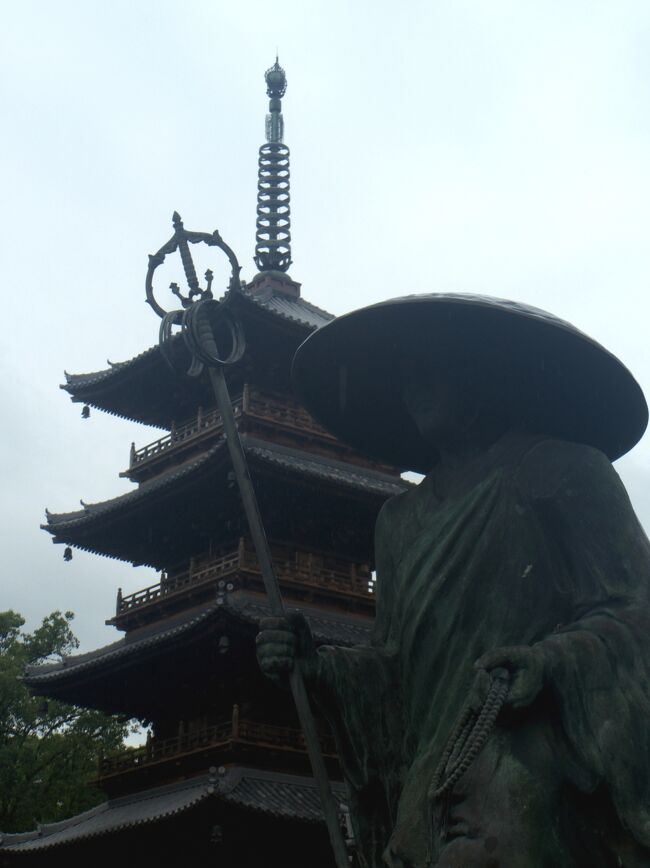 『こちらの旅行記は2022年5月に作製しています。新型コロナウイルスのワクチン接種も3回目まで進み、ゴールデンウイークは自粛ムードも弱まりハワイなどにも行けたようです。そろそろ旅行解禁かなという希望を抱きつつ旅行記を書いています。(というか、コロナ中に旅行記を書き上げるはずが....やばいっ)』<br /><br />昨日は無事に本山寺までたどり着きました。<br />どのお寺も大きくて見応え十分なのと、やはり歩き遍路は良いなと実感した一日でした。<br /><br />次のお寺へはまだかなり距離があるので、今回のお遍路はここまでにします。<br /><br />バスは昼の便なので善通寺を参拝して帰ろうと思います。<br />善通寺は順番的にはまだ先なのですが、弘法大師空海生誕の地ですしね。<br />せっかく近くまで来たのでご挨拶ということでw<br /><br />では、ぼちぼち讃岐うどんを食べつつ善通寺へ向かいます。