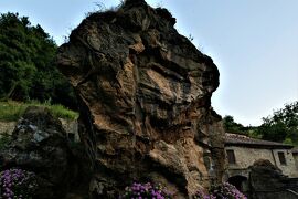 魅惑のシチリア×プーリア♪　Vol.590　☆ノチェーラ・テリネーゼ：アグーリトゥーリスモの庭園　巨大な岩と滝の風景♪