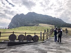 台風接近中の済州島で世界遺産の城山日出峰に登頂しました