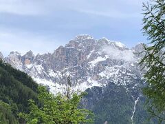 ドロミテ山塊コルティナ・ダンペッツオ周辺　山の上はまだ雪