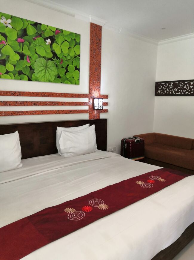 https://goo.gl/maps/BNbqumFApKY4434n7<br />Bali Wirasana Inn Sanur<br />デラックス プールアクセス 朝食付<br />5泊　1部屋 ￥23,000 Rp 2,925,000(＠585,000）<br />スタンダード プールアクセス朝食なし<br />5泊　1部屋 ￥13,650 Rp 1,750,000（＠350,000）<br /><br />やっとやっと（感涙）101号<br />2019年ゴールデンウィークに部屋番号を約束してもらって<br />やっとgetできました。<br />一番豪華なカテゴリー(笑)<br />デラックス プールアクセスですよ　(#^.^#)<br /><br />４トラでも、他のブログでもウィラサナのレビューや旅行記を見かけるようになりました。<br />ホテルのスタッフに聞くと日本からのお客様めっさ多くなったそうです。<br />我が家と同じワルンでお食事する旅行記を発見すると、<br />んん？この方はもしかして、もしかして<br />まうまう旅行記の読者かな？って<br />勝手に嬉しくなってますよーん。(*^-^*)<br /><br />付録ではタンブリンガン沿いで<br />ビーチフロントの老舗（カジュアル）<br />Laghawa Beach Inn Hotelをご案内<br />いま私の心はウィラサナインに魅せられてますので、<br />薄い見学になっていることお詫びします(=_=)<br /><br />まうまうのバリ島ヘビーリピート中<br />https://4travel.jp/travelogue/11131302<br /><br /><br /><br />