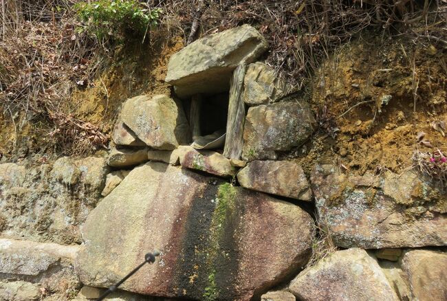 岡山県の日本百名城巡り、鬼ノ城紹介です。城壁で囲まれた城内の面積は、約30ヘクタールです。城壁は土塁が主体で、城門4箇所・角楼・水門6箇所などで構成されます。そして、城壁を保護するための敷石の発見は、国内初のことでした。(ウィキペディア、日本百名城・公式ガイドブック)