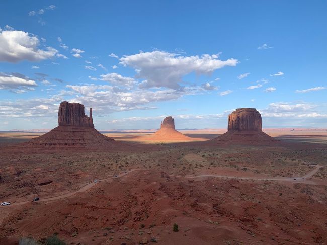 10:15 Upper Antelope Canyon、ツアー参加。<br />正午ごろが最も光の光線がきれいに見える。<br />今回は2・3回見れました！<br />その後、モニュメントバレーまで約２時間のドライブ。<br />今日は、The View Hotelのキャビンに宿泊。目の前がモニュメントバレーという壮大なロケーション！！