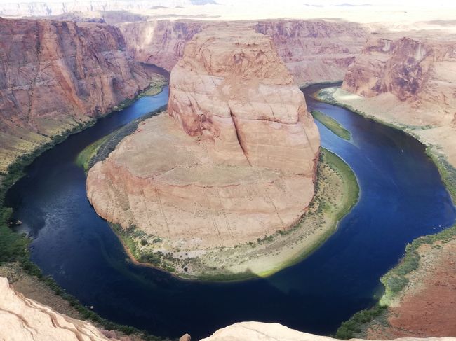 アメリカ南西部、アリゾナ州、ユタ州、ネバダ州にまたがる絶景スポット、”グランドサークル”を巡る旅です。フェニックスを起点に、訪れたのはセドナ、グランドキャニオン国立公園、モニュメントバレー、ホースシューベンド、アンテロープキャニオン、ブライスキャニオン国立公園、ザイオン国立公園。そしてラスベガスまで、約２０００キロをレンタカーで走ります。<br />今回はアンテロープキャニオンを訪れる前に立ち寄ったホースシュー・ベンド。絶好のフォトスポットです。