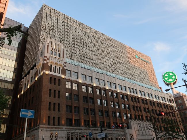 大丸心斎橋店 本館が<br />2019年9月20日にグランドオープンしました。<br /><br />大丸心斎橋店 本館が建て替えのために<br />2015年12月30日に一時閉館されたときにも訪問していますが<br />https://4travel.jp/travelogue/11090987<br /><br />約3年半の建替工事を終えて、<br />9月20日13時に開業したので行ってきました。<br /><br />ストアコンセプトは<br />「Delight the World~世界が憧れる、心斎橋へ。」<br />新業態47店舗、関西初出店41店舗など<br />368ブランドを導入したというので楽しみです。<br /><br />約3分の2をテナントにして<br />百貨店と専門店の融合を目指したというのですが・・・・<br /><br />はたして百貨店の集大成という大丸心斎橋本館は<br />どんな風に変わったのでしょうか。<br /><br />