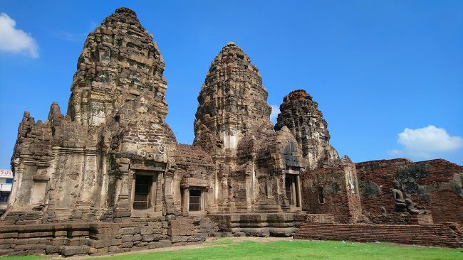 バンコク小旅行第３弾は、古都ロッブリへの旅です。タイの古都と言えばアユタヤがメジャーですが、あまりにもメジャーすぎて古都の風情が感じられない点が残念ですね。そこで今回の小旅行ではちょっと足を延ばし、アユタヤからさらに2時間ほど北上したロッブリーへ行く事にしました。<br /><br />ロッブリ―はクメール遺跡が街に溶け込んだ不思議な町です。古い遺跡の残骸が鉄道駅の周辺に沢山点在しています。またこの町は猿を「聖なる使い」としてるようで、町中に猿が闊歩しています。猿がたくさんいる、というより猿に占拠された町というのがふさわしいです。そう、ここはリアル「猿の惑星」なのです。<br /><br />さて、通常ロッブリ―への旅はバスが主流です。バスだとバンコクから2時間程度の旅になります。しかしモーチットバスターミナルはモノレールなどの交通機関からのアクセスが悪いため、今回も鉄道を使った旅にしました。<br /><br />バンコク中央駅ファランポーン駅朝７：００発、ロッブリー到着９：４５着。片道が３時間程かかる旅なのでかなり疲れますが、古都を感じたい方は楽しい時間を過ごすことができますよ。<br /><br />