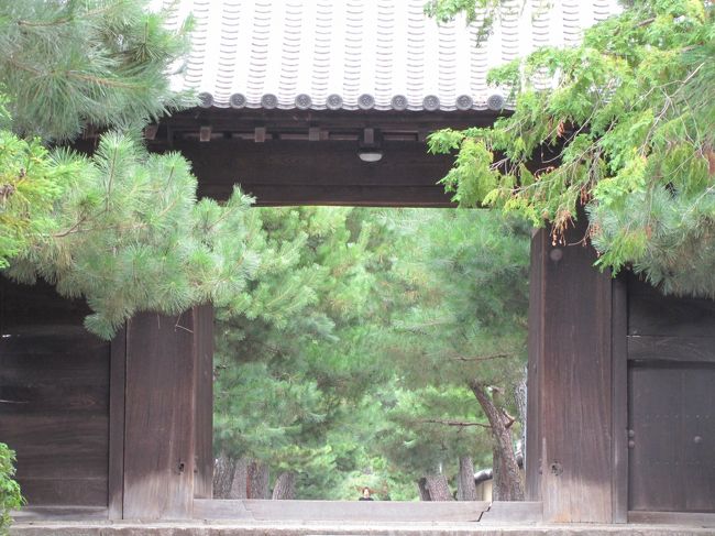 2019.09.27 天皇陵その① https://4travel.jp/travelogue/11547633<br />2019.09.27 天皇陵その② https://4travel.jp/travelogue/11547646<br />2019.09.27 天皇陵その③ https://4travel.jp/travelogue/11547694<br /><br />2019年 9月 27日 金曜日 AM7:45 京都活動開始~PM16:10終了<br /><br />禎子内親王圓乗寺東陵 (竜安寺裏)<br />後三条・冷泉・朱雀天皇圓教寺陵 (竜安寺裏)<br />一条天皇/堀川天皇圓教寺陵 (竜安寺裏 絶景の場所に有る)<br />円融天皇火葬塚 (竜安寺裏)<br />宝鏡寺宮陵墓 (西側から入るべし)<br />堀川天皇火葬塚<br />二条天皇香隆寺陵<br />花山天皇紙屋川上陵 <br />後朱雀天皇火葬塚 (金閣小学校の横)<br />白河天皇火葬塚 (金閣小学校の北側)<br />三条天皇北山陵<br />後冷泉天皇火葬塚 (北大路千本交差点の中に有る)<br />近衛天皇火葬塚<br />白河天皇皇后火葬塚<br />(有栖川宮墓地) (閉門見れず)<br />雲華院宮<br />後土御門天皇後宮<br />光格天皇皇女 (浄福寺内)<br />後西天皇皇女<br />後花園天皇火葬塚<br />霊元天皇皇孫女 (駒札のみしか見られない)<br />桂宮東/西墓地 (駒札のみしか見られない)<br />後水天皇髪歯塚 (相国寺内)<br />伏見宮墓地<br />大聖寺宮墓地<br />後陽成天皇皇子 (発見できず)(多数の天皇墓が有事前調べが必用)<br />東山天皇皇女<br />鎔宮墓、寿万宮墓<br />醍醐天皇皇太子慶瀬王御墓<br />村上天皇皇后安子火葬塚<br />後西天皇皇女<br />後二条天皇白川陵<br />邦良新王御墓 (札無し)<br /><br />以上、33陵墓<br /><br />今回も観光客と1人も出会わず<br /><br />経費<br /><br />駐車場代(仁和寺東)7:49~16:59 400円<br />ジューズ代 400円<br />飲食代 500円<br />ガソリン代 2000円<br />高速代金 2000円<br />--------------------------------------------------------------<br />合計金額 5300円<br /><br />