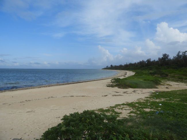 １０年振りの多良間島。<br />２００９年７月<br />https://4travel.jp/travelogue/10352184<br /><br />台風１８号のため３泊が１泊になりました。<br />それにしても気象庁は台風にならないと情報がでない。<br />台風になった２７日９時。<br />他国の台風情報で前日の２６日に１泊で島をでることに決めました。<br /><br />今年６回目の沖縄は宮古島。<br />宮古島は今年２回目。<br />みやこ下地島空港ができ安く行けるようになったので今後宮古列島の旅行が増えます。<br />なんと今年あと２回宮古に行く予定。<br /><br />今回はジェットスターの１０００円セールで往復取れました。<br /><br /><br />８泊９日旅行代金合計 ３４８３０円<br /><br />交通費小計 １６６４３円<br />飛行機 成田 下地島 １０００円＋３８０円＋５４０円＋６００円＝２５２０円<br />バス 下地島空港 パイナガマビーチ ４８０円<br />フェリー 平良 多良間 往復４６９０円<br />レンタカー ２日間免責込 ４５００円ー１０００クーポン＝３５００円<br />ガソリン代  ２４５３円 ２６５Ｋｍ／１５Ｌ＝１７、６Ｋｍ／Ｌ<br />バス パイナガマ みやこ下地島 ４８０円<br />飛行機 下地島 成田 １０００円＋３８０円＋５４０＋６００円＝２５２０円<br /><br />宿泊費小計 １２２８３円<br />１泊目 成田ビューホテル 素泊 ４２７５円ー６００クーポン＝３６７５円<br />２泊目 素泊 ゲストハウスほんまや ２８００円ー５００クーポン＝２３００円<br />３泊目 素泊 ゲストハウスはまさき ３５００円<br />４泊目 朝食 オアシテイ共和 ５１００円ー４６００るるぶポイント＝６００円<br />５泊目 ２食 ニューポートビジネスホテル ７０００円ー１０００クーポンー３７９２ｄポイント＝２２０８円<br />６泊目 朝食 ホテルニュー丸勝 ５４００ー１０００クーポンー４４００ｄポイント＝０円<br />７泊目 朝食 ホテルニュー丸勝 ５５００円ー１０００クーポンー４５００ｄポイント＝０円<br />８泊目 朝食 ホテルニュー丸勝 ５５００円ー１０００クーポンー４５００ｄポイント＝０円<br />ｄポイント・るるぶポイントは９月末期限のため今回全て利用しました。<br /><br />飲食費小計 ５９０４円（外食は半分ぐらいなため）