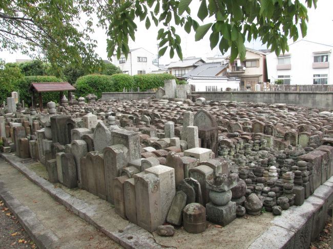 この写真は上京区阿弥陀寺の無縁仏だと思われる京都は町も古いが墓も古い誰も管理する人が居らず寺としては儲からないので処分したいのだが処分も出来ず放置されてるのでしょうか?<br /><br />2019.09.27 天皇陵その① https://4travel.jp/travelogue/11547633<br />2019.09.27 天皇陵その② https://4travel.jp/travelogue/11547646<br />2019.09.27 天皇陵その③ https://4travel.jp/travelogue/11547694<br /><br />---------------------------------------------<br />2019年 9月 27日 金曜日 AM7:45 京都活動開始~PM16:10終了<br /><br />禎子内親王圓乗寺東陵 (竜安寺裏)<br />後三条・冷泉・朱雀天皇圓教寺陵 (竜安寺裏)<br />一条天皇/堀川天皇圓教寺陵 (竜安寺裏 絶景の場所に有る)<br />円融天皇火葬塚 (竜安寺裏)<br />宝鏡寺宮陵墓 (西側から入るべし)<br />堀川天皇火葬塚<br />二条天皇香隆寺陵<br />花山天皇紙屋川上陵 <br />後朱雀天皇火葬塚 (金閣小学校の横)<br />白河天皇火葬塚 (金閣小学校の北側)<br />三条天皇北山陵<br />後冷泉天皇火葬塚 (北大路千本交差点の中に有る)<br />近衛天皇火葬塚<br />白河天皇皇后火葬塚<br />(有栖川宮墓地) (閉門見れず)<br />雲華院宮<br />後土御門天皇後宮<br />光格天皇皇女 (浄福寺内)<br />後西天皇皇女<br />後花園天皇火葬塚<br />霊元天皇皇孫女 (駒札のみしか見られない)<br />桂宮東/西墓地 (駒札のみしか見られない)<br />後水天皇髪歯塚 (相国寺内)<br />伏見宮墓地<br />大聖寺宮墓地<br />後陽成天皇皇子 (発見できず)(多数の天皇墓が有、事前調べが必用)<br />東山天皇皇女<br />鎔宮墓、寿万宮墓<br />醍醐天皇皇太子慶瀬王御墓<br />村上天皇皇后安子火葬塚<br />後西天皇皇女<br />後二条天皇白川陵<br />邦良新王御墓 <br /><br />以上、33陵墓<br /><br /><br /><br />