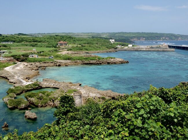 大好きな沖縄県<br />海が見たくて行くけど、欲張って全部楽しみたい！とスケジュールをパンパンにしちゃう結果、メインの海の滞在時間が短くなってしまう。<br />海に行ったは行ったで、ガイドブックに載ってる雰囲気とはギャップがあったりして。<br /><br />本当に綺麗な海を堪能出来るエリアはどこなの～<br /><br />と、探した結果、宮古島に決定～！<br /><br />1日目は雨上がりのドン曇り<br />2日目は天気予報が変わって、1日晴れ！唯一の晴れ日かもしれないという事で<br />とにかく駆け足でポイント巡り！<br />絶景を堪能しました。<br /><br />3日目、4日目 天気予報は雨だけど、どうなる事やら～<br /><br />(この旅行記は2016年に訪問した際の旅行記です)