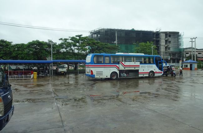 　今朝も小雨が降っている。<br />　傘をさしてターミナルまで歩く。<br />　タイへの入国時、また置き去りにされてしまうのだろうか？<br />　それを覚悟して、バスに乗車する。