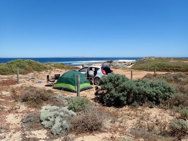 2018年12月13日から2019年2月20日まで、オーストラリア南部を夫婦で旅してきました。<br />主にレンタカーを借りて、キャンプ場に宿泊です。最初にアデレードを起点にヨーク半島、スカイ半島とアデレード南部の2週間です。<br /><br /><br /><br /><br /><br />２５日クリスマス。ポートリンカーンのキャンプ場を8時半、後にして北西に、スカイ半島の西側を北上します。コフィンベイ、エリストン、ポートケニー、と寄り道しながら、キャンプ地を探す。走る事250キロ、ストリッキーベイに到着。キャンプ場で二箇所、どこもクリスマス休暇で管理人がいない、入れない！泊まり客は<br />大勢いるけど、ゲートが開かない。<br />まちのお店、ホテルも全て閉まってます。<br />無料キャンプ場?求めて近くのヴェスタルポイント、半島の人気の無いキャンプ場到着。ルビーズビーチ。綺麗ないい所です。設備へ何も無いけど、海がきれい、静か。昨日までのファミリーキャンプ場は人が多過ぎうるさかった。ここは別世界、<br />海は南極から冷たい流れで風も冷たく感じるけど、気温は35度はあり、直射日光の強さは半端なく、夜8時半の日の入りを待ちます。<br /><br /><br />明日はこの街45度.アデレードでも41度、明日はここから300キロ南に下ってNormanville辺りまで、熱さから逃げる予定です。<br />恐ろしい暑さ、このモーテルの部屋の前に停めた車に荷物を取りに行くだげで、クラクラします。<br /><br />