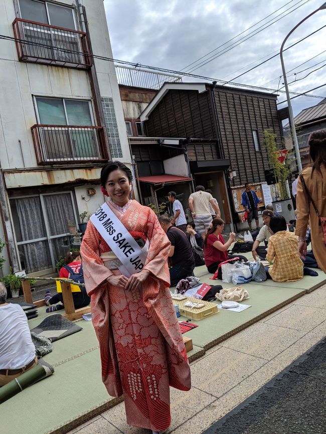 かまぼこ祭りが開催中とのことで行って見ました。午前10時過ぎに会場到着、既に4,50人の行列、当日券を買うとお酒の飲み放題とか色々な催しに参加出来るとのことでしたが車で会場入りしたので飲酒は出来ずただ開場周辺の様子眺めで済ませました。十週種類の日本酒他試飲を楽しくされている参加者の様子を見ているとついつい畳座敷に座りたくなりましたが我慢しました。時間もあるので御堀端通りを歩き鐘楼や近くの神社を参拝し手l帰宅しました。天気予報がはずれかまぼこ祭り日和になり楽しんでおられました。