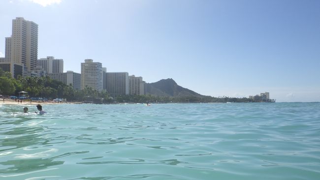 4日半の休みで、妻のおばと3人で、初めてのハワイ（オアフ島）へ。4日目は最終日です。名残惜しいけど、少しだけ海や買い物に行って、チェックアウトしてチャーリーズタクシーで空港へ向かいます。