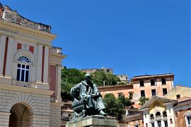 魅惑のシチリア×プーリア♪　Vol.602　☆コゼンツァ旧市街：美しい広場から古城を見上げて♪