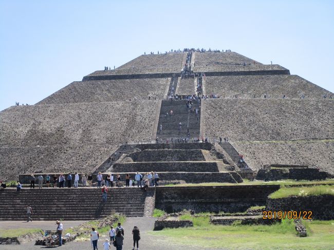 メキシコの世界遺産を、この目で視たくて、確かめたくて行ってきました。超短日旅行の旅でハードでした。海外旅行の欧米・中南米他はヨーロッパの遺跡を観たのが最初で、ローマ・ペルー・マチュピチュ・エジプトを観光してから、残されたメキシコの歴史までを視たかったので行きました。アジア文明は近場なのでほとんどを視ています。古代ローマ・古代インカ・古代エジプト・と廻っての、最後が「メキシコ・古代マヤ文明」でした。これで仕上がりかな ？。<br />日本は縄文時代から「木の文化」。欧米・中南米は「石の文化」。この度（旅）も、古代の外国異文化・石の文化に圧倒されました。想像をはるかに超えた驚きを感じました。Part１は、ANA航空の往復の旅記録です。往復直行・約２８時間の写真をご覧ください。Part２から、順次メキシコ旅の写真を整理して寄稿したいと思います。<br /><br />　表紙の写真は 世界遺産 テオテｲワカン「太陽のピラミッド」。<br /><br />石段を登り ました。階段の段差は通常の２倍以上あります。一方通行の　とても急な階段です。四つん這いになって登りました。下りも同じです。<br />詳しくは後ほど・・・。