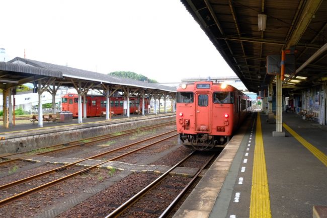 平日に休みが取れることになり、久々に遠出をしてみようと決意。<br />さてどこへ行こうかと考えていると<br />LCCの福岡行が安かったことから、派生していくうちに<br />山陰本線(の半分)を乗りに行く旅行に決定。<br />ついでに帰りも楽しく(？)サンライズ出雲で帰るという　笑<br /><br />島根県に踏み入れるのは今回初なので、観光を加えながらの<br />旅行をしてきました。<br /><br /><br /><br />【簡単なスケジュール】<br />成田空港<br />↓<br />福岡空港<br />↓<br />赤坂　★朝食<br />↓<br />博多<br />↓<br />小倉<br />↓<br />門司<br />↓<br />下関　★昼食<br />↓<br />長門市<br />↓<br />益田<br />↓<br />温泉津　★宿泊<br /><br />温泉津<br />↓<br />仁万<br />↓<br />★石見銀山<br />↓<br />大田市<br />↓<br />出雲市　<br /><br />★出雲大社観光<br /><br />出雲市　★サンライズ出雲<br />↓<br />東京<br /><br />