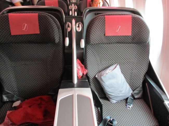 2019年 JL3004 伊丹(ITM)-成田(NRT) B787-8 JAL SHELL FLAT NEO搭乗記。<br /><br />久しぶりの搭乗記になります。<br />今回の旅程は、大阪国際空港(伊丹)から成田国際空港とアメリカのダラス・フォートワース国際空港経由でオーランド国際空港までの搭乗になります。<br />片道3路線の乗り継ぎでの搭乗ですが、往路の予定搭乗時間の合計が15時間39分と長めです。<br /> <br />搭乗記は、往復とも同じような機材とクラスですので往路3路線を作成してみようかと思います。<br />利用航空会社は、伊丹から成田経由でダラス・フォートワースまでは、日本航空(JAL)、ダラス・フォートワースからオーランドまではアメリカン航空(AA)になります。<br />1レグ目:JL3004 伊丹(ITM)-成田(NRT)<br />2レグ目:JL012 成田(NRT)-ダラス・フォートワース(DFW) <br />3レグ目:JL7352(AA1008) ダラス・フォートワース(DFW)-オーランド(MCO)※<br />※運航はアメリカン航空<br /><br /> まずは、以前の搭乗記と同じく1路線目は、大阪国際空港(伊丹)から成田国際空港までの国内線ですが、今回の搭乗機材とシートが違いますので改めて作成いたします。<br />定刻 伊丹8:00出発、成田9:20到着。<br />所要時間は、1時間20分のフライトになります。<br />区間マイルは、280マイル。<br />搭乗機材は、B787-8(JA825J)国際線機材。<br />コンフィギュレーションは、E03。<br />搭乗クラスは、クラスJシート。<br /><br />以前の搭乗記↓<br />「2018年 JL3002 伊丹(ITM)-成田(NRT) B767-300ERのクラスJは国際線機材ビジネスクラスシート SKY-SUITEⅡ 特典航空券利用搭乗記」<br />https://4travel.jp/travelogue/11327458