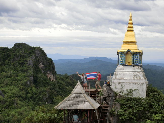 ランパーン3日目は昨日出逢ったヒッチハイクカップルと共に山の頂にあると言う寺院、プーパーデーンへ。<br /><br />ランパーンではノックのお家でのんびりするだけって思ってたから全然観光地など調べておらず、こんな景色の良い場所があるなんて知りませんでした。<br />公共交通機関が通ってないからチェンマイやランパーンの街から車をチャーターするしかなさそうですが、マイナーな見どころを攻めたい人は行ってみると良いと思います。<br /><br /><br />カップルを無事にランパーン市街行きのソンテウに乗せたあとは、幻の滝を探しにジャングルでプチ冒険!<br /><br />果たして滝は見つかったのか!?<br /><br />ご覧下さい～。