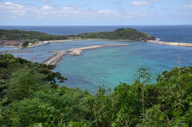 萩にはいくつかの離島があり、定期便が出ている見島、大島、相島に行ってみた。見島は本土から少し離れた所にある山口県最北端の孤島であるが自衛隊が駐在しているということもあり他の島に比べるとインフラがしっかりしていた。今回は見島に一泊し徒歩で島を一周してみた。<br /><br />直近で渡航予定の国が150mm越えのレンズやＧＰＳカメラなど持ち込みできない制約があるらしく私のカメラは全て制限に引っかかるので、先日一眼レフカメラの18-140mmの新しいレンズを購入したため試し撮りしてみた。