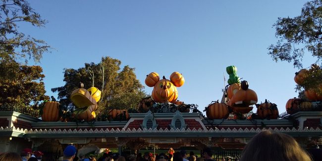 ロサンゼルスへの家族旅行家族でディズニーランドとハリウッドに行ってきました．<br />ディズニーランドでは，新しくできたStarwars Galaxy Edgeを満喫．エレクトリカルパレードはちょうどHalloweenのものになっていました．<br />ハリウッドでは，有名なTCIにいってスターの手形を見てきました．ランチを老舗のステーキハウスでとったあと，買い物をして，サンタモニカへ．夜のサンタモニカもよかったです．<br /><br />2日目，ディズニーランド本番です．朝一番から夜10時まで，終日過ごしました．