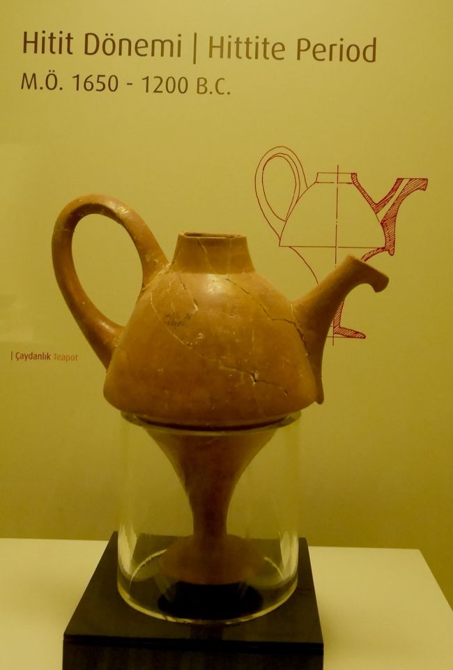 1158　Alacahoyuk（アラジャホユック）遺跡には付属の小さな博物館がある．アンカラや，チョルムの博物館に持っていかれなかった，水差しや壺などを展示．これだけを見ていても前青銅器文化からヒッタイト文化，そしてフリギア文化までの変遷が分かる　ヒッタイトの水差しなどはなかなか独自な形をしていて面白い．水筒などユーモラスな感じまでする．やはりアンカラとチョルムにヒッタイトの文化を見に行きたい！<br />1223　外に出る．入口の売店でハットゥシャの日本語のガイドブックを購入した．これが後ですごく役に立つ．さていよいよあこがれのHattushaに向かう　ここでラ昨日のトルコ航空のラウンジから持ってきた，シミットというパンを皆で分けて食べる．昼食替わりだ．<br />エンギンさんの車でボアズカレへ．アナトリアの広い大地をまっすぐに進む．1253　もうすぐ憧れのHattusha遺跡だ