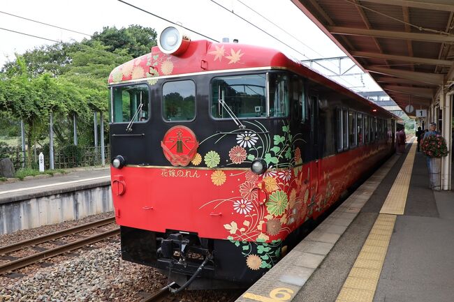 表紙の写真は、和倉温泉駅の花嫁のれんです。外装も内装もゴージャスな観光列車です。<br /> 9月26日(木)、新宿南口に10時10分集合です。新宿から特急かいじ5号に10時30分に乗車して、大月を目指しました。大月で乗り換え、11時44分発の富士急行 富士山ビューに乗りました。この列車は水戸岡氏のデザインだそうです。お弁当は、「富士山麓の味 彩」です。雲の上に頭を見せる富士山を左手に見ながら河口湖駅に到着しました。ここからは、バスで家山駅を目指します。新東名高速を島田金谷ICで降りて、大井川沿いに北上し家山駅に着きました。15時42分発の大井川鐡道SLかわね路に乗りました。昔の蒸気機関車と異なり、よい石炭を使っているせいか煙が少ないです。左手に大井川を見ながら新金谷駅に向かいました。新金谷駅に16時9分に到着して、駅の近くにある転車台見に行きました。そこには、トーマスも泊まっていました。ちょうど転車台を動かす時間になり、我々が乗ってきたSLが転車台に乗って向きを変えました。ここから、バスで1時間ほどかけ、今夜の宿「ホテルウェルシーズン浜名湖」に向かいました。<br /> 2日目は、宿を8時30分に立って、郡上八幡へ向かいます。途中、少し早いのですが、11時にホテル郡上八幡で和食の昼食です。その後、郡上八幡駅を12時22分発の長良鉄道「ながら」に乗りました。「ながら」は「阿」、「森」、「川風」の3両あり、今回は「川風」に乗車します。外はレトロなのに内装は華やかにできています。長良川沿いにゆっくり走り、長良鉄道の終点の北濃駅に13時に着きました。北濃駅は無人駅ですが、アメリカ製で日本最古の人力転車台があり、すぐ横で写真を撮りました。また、元々越美北線とつながる計画があり、車体止めの代わりに枕木が置いてあるだけです。終点でもその先まで線路が残っています。北濃駅からバスで九頭竜湖駅まで行き、14時35分発のJR西日本越美北線に乗ります。九頭竜渓谷沿いに走る列車です。越前大野駅に15時6分に到着して、バスで今宵の宿あわら温泉「清風荘」に向かいました。<br /> 3日目は、のと里山自動車海道を通って、千里浜なぎさドライブウエーをバスで走りました。ここの砂浜は粒子が細かいので車が沈まないのだそうです。途中でトイレ休憩をとって、穴水駅に向かいました。穴水11時2分発ののと鉄道「里山里海号」に乗車します。七尾湾を眺めながら、パティシエ辻口氏のスィーツを食べました。途中、能登中島駅でしばらく停車してくれ、貴重な郵便列車「オユ」の中を見学できました。金沢駅に到着後、兼六園に行って、黴軫灯篭と唐崎松を見ました。そこから、今夜の宿金太郎温泉に16時半ごろ到着しました、<br /> 最終日、宿からバスで2時間半ほどかけて長野駅に向かいました。途中バスの右側に北信五岳が見えます。長野からは、しなの鉄道の「ろくもん」です。長野駅を13時34分に出発して軽井沢を目指します。この列車は食事がいいので人気です。軽井沢から新幹線「あさま」のグリーンに乗って、上野で降りて自宅まで帰りました。<br /> 今回の旅は、観光がほとんどなく、観光列車に乗ることと車窓から景色を見ることが主でした。ただバス移動が多かったのがすこし不満かも。