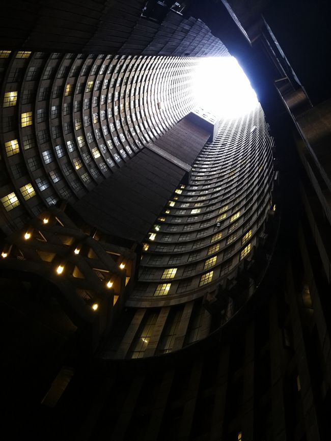 ヨハネスブルクのヒルブロウ地区にあるPonte City Apartments通称ポンテタワーは、1975年に造られた高層マンション。<br />アパルトヘイト時代当時は、裕福な白人が暮らす高級マンションで、ここに住めることは富の象徴だっただろう。<br />1994年にアパルトヘイトが撤廃され、徐々に住居環境が悪化していくと白人たちのほとんどがここを去っていった。代わって流入してきたのはギャングや不法移民などで、犯罪が横行するようになり、アパートは荒廃していく。ネットで「ポンテタワー」で検索をかけると、世紀末ようなコメントばかりが目に付く。<br />----<br />かつては悪の巣窟とまで呼ばれたポンテタワーも、最近は状況が改善されていると聞く。そんな中、9月末にポンテタワーの最上階54階まで階段で上るイベントがあることを知る。<br />Ponte City Stairs Challenge<br />これはチャンス！即申し込みをして、ポンテタワー攻略してきました。<br /><br />Ponte City Stairs Challenge<br />これまでのベストタイムは5分18秒。<br />私はもちろん記録なんて狙えないし、狙いません。一番の目的は、ポンテタワー潜入です！<br /><br />写真はポンテタワーの内部の空洞部分の底の部分から撮影<br /><br />☆このツアーを企画した団体　Dlala Nje<br />https://www.dlalanje.org/<br />参加料300ランド