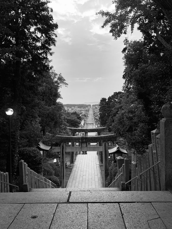 有効期限が迫ったANAマイルがあったのであわてて取った福岡の旅。<br />帰りは、ANASKYコインポイントで、東京行きを別々に取りました。<br /><br />宿泊先は、<br />一日目 ロイヤルホテル宗像 yahooプレミアム会員特典<br />二日目 熊本 黒川温泉 新明館 友人に頼む<br />三日目 博多great morning yahooプレミアム会員特典<br /><br />三泊四日の福岡行き<br />9月は台風シーズンであり、また九州北部大水害の被害もあったばかり。<br />それでも四日間は奇跡的に晴れ または雲<br />”私たち持ってるんで” が口癖 笑 <br /><br />インドネシア バリ島に行った時にアグン山が噴火してしまい、まさかの空港閉鎖を余儀なくされた身。<br />今回は、頼りにしていた友人が前日に入院。<br />また阿蘇山噴火だった。 (T . T) <br /><br />アクシデントが付きものが旅行の醍醐味でっす ( ^∀^)<br /><br />1日目 羽田空港第二ターミナル ANA 10:30 福岡行き<br />福岡空港→博多駅→JR鹿児島本線 東郷駅<br />ロイヤルホテル宗像<br /><br />二日目 友人から車を借りて古賀インター 九州自動車道→基山SAで友人二人を乗せる → 日田 豆田町散策 → 南阿蘇郡 黒川温泉 新明館<br /><br />三日目 黒川温泉付近散策→ 鍋ヶ滝 → 小石原 道の駅 焼き物の町→<br />筑後市友人宅送り → 福岡市南区友人送り → 博多 great morningホテル <br /><br />四日目 ホテルgreat morning → 宗像市 → 福間海岸 ぶどうの樹 ランチ→ JR 鹿児島本線 東郷駅 → 博多駅 → 地下鉄 福岡空港ANA19:45 → 羽田空港<br /><br />