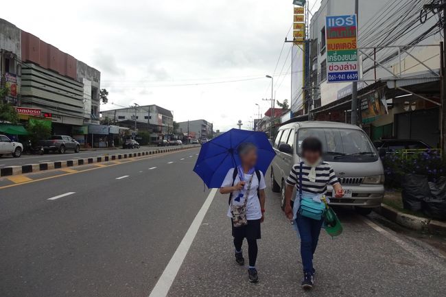 　ムクダハンタワーからの帰りも歩きだ。<br />　この日は既に1万歩l以上歩いている。<br />　「海外に来れば歩くのが当然」と思えばそれほど苦にはならないもので、<br />　暑さもそう。<br />　暑い国だと思えば、エアコンなしでも平気で過ごせる。<br />　歩いていればむだな間食もしないし、筋肉も衰えないし、良いことだらけだ。