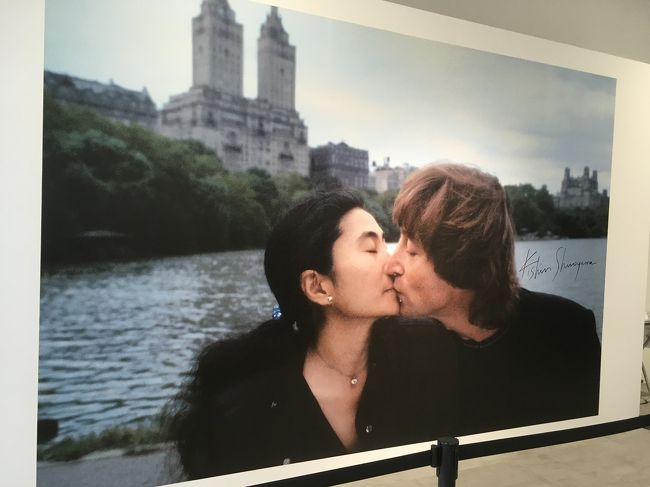 10月にもなれば東京も涼しくなるだろうからちょっと行ってみようか、などと友人と計画をたてていたのだが、10月になっても暑かった東京。さすがに夏のようなジメジメとした暑さではないが、日差しがまだまだ強い。今年の紅葉はいつになるやら。<br /><br />まずは東京DM内Gallery AaMo、篠山紀信の写真展 写真力 をみる。ジョンレノンとオノ・ヨーコがキスをしている写真が見たかった。それ以外にも昭和から現在にかけての有名人、3.11の写真などどれを取っても生き生きとしていて、被写体の美しさを捉えている。素人の私でさえ彼の才能の素晴らしさを実感できた。<br /><br />シンガポール料理の海南鶏飯でランチ。ラクサはかなり辛かったけど、やはり鶏飯は美味しかった。<br /><br />時間があったので、さて次はどこにしようと考えついた所が上野動物園。なんと都民の日で無料開放!ラッキー!<br />シャンシャンを見てくる。やはりパンダはかわいい。<br /><br />上野に来たならドンレミー"のアウトレット!前々から行きたくて念願叶いました。端切れや形崩れなどケーキが安い!<br />生菓子も多いので是非次は冬場に行きたい。<br /><br />銀座に移り、東急プラザ銀座に入ってるグラニースミスでティータイム。私の大好きなアップルパイのお店。今回はアップルコブラーを食べました。<br /><br />西銀座チャンスセンターでハロウィンジャンボを買い、三越の地下で買い物したり、セントルザベーカリーは並ばずにパンが買えたりと、今日はいい日だったなぁ。<br /><br />明日から仕事頑張ろう。