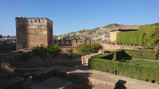 2019年9月末,国際学会参加のためスペイン南部のアンダルシア地方,グラナダへ.<br />もちろん,せっかくヨーロッパまで来たので,観光も存分に楽しんでいく.<br />Business trip with Sightseeingだ.<br /><br />本編ではグラナダを紹介する.グラナダ以外にも,マラガ,ネルハ,フリヒリアナ,ロンダを観光したので,そちらの旅行記もあわせて読んでいただきたい.<br />