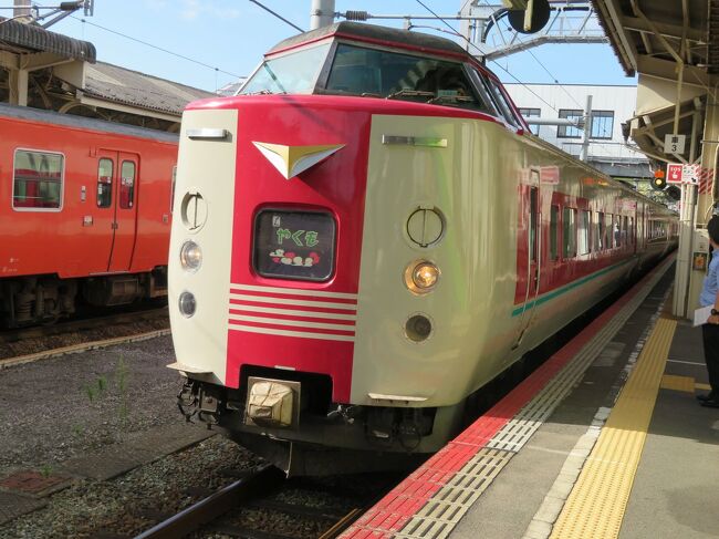 旅の3日目は朝早く目が覚めてしまったので予定を早めて特急やくも号に乗って米子へ向かいます。<br />駅の指定券販売機で特急券を買って境港水揚げ紅ズワイガニの駅弁を買って列車に乗り込みます。<br />島根・鳥取県境を超えて降り立った米子駅。0番線の境線乗り場に向かうと、終点境港の水木しげるロードにちなんでゲゲゲの鬼太郎一色でした。<br />