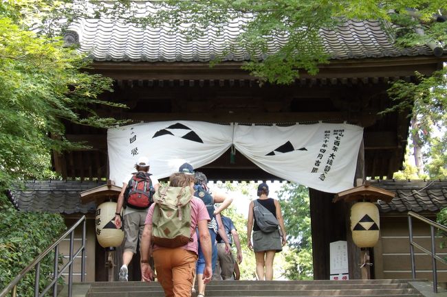 　午前中にJR北鎌倉駅で降り、円覚寺門前まで来たら、惣門に幕が張ってあるではないか。早速、階段下の「開山忌」の看板を見た。明日と明後日にここ円覚寺の開山忌があるので、前日から幕が張ってあるのだ。円覚寺の惣門に幕が張られるのは特別な寺の行事があるときだ。<br />　写真に撮ろうとリュックを下ろし、カメラを探すが見当たらない。さては家に忘れて来たか。今朝はリュックにカメラのバッテリを入れ、バナナとペットボトルを入れ、階段を下りたところでペットボトルがリュックに入っていることを確認して駅に向かった。なるほど、カメラがリュックに入っていることは確認してはいない。<br />　また、来た電車で家に戻ってカメラをリュックに詰め、再び電車で帰って来て、円覚寺の門前のその場所でカメラを出して恥ずかしながら写真を撮った次第である。<br />　カメラを忘れることはたまにはあるが、マンションの階段を下りた辺りか駅までの道中で確認しているので、目的地に着いてからカメラがないことに気が付くことは極極稀なケースである。<br />　午前中は日本人も多かったが、お昼前になると外国人、今は韓国人は少なく、アジア系では中国人が多いのであるが、この写真に写っているのは欧米人だ。それにしても白人と黒人同士で旅行している姿は未だ見たことがない。<br />（表紙写真は幕が張られた円覚寺惣門）