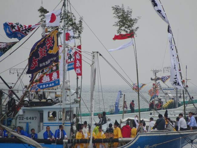 一度は見てみたかった「宗像大社みあれ祭」。<br />今年、絶対行く！と決心しました。県内だからいつでも行けるさ、と油断していたら、月日がどんどん経ってしまいます。とにかく行動を起こさないかん！！<br /><br />「みあれ祭」は、宗像大社秋季大祭の初日、沖ノ島の長女神と大島の次女神のご神幸をお護りして、大島から三女神の待つ宗像の神湊（こうのみなと）まで、おびただしい数の漁船が御座船の周りを取り囲むように走りながらパレードを繰り広げるというものです。全国一勇壮な海の祭りだと言います。<br />　　福岡県民なら、知らん、じゃ済まされんめえもんね！<br /><br />色々調べていたら、いつもは神湊と大島を結ぶ連絡船が、この日は観光船に変身して、海上パレードに随行するという情報を掴みました。更に、大島に宿泊した客は、この乗船券が優先的に購入できる、というのです。<br />　　<br />　　よっしゃ、これやね！　大島に渡ろう！！　大島に泊まろう！！<br />　　そして、みあれ船団の伴走に加わろう！！<br />　　　…ついでに魚釣りばしょう！！弥次の強い希望です　…<br />                (;´∀｀)）