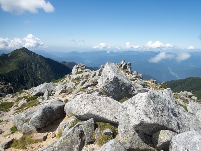 大人になってから山らしい山に登ったことがなく体力もない我々にとって、駒ヶ岳は楽な目標ではなかった。そのうえ数日前から妻の膝に少し痛みが出ていたので、妻は千畳敷カールでのんびり過ごし、私だけが上に登ってくるという2日目の計画だった。<br /> ところが、1日目に千畳敷カールを歩いて、標高2600mの空気の薄さに私はすっかり自信をなくしてしまった。千畳敷のゆるい上りにハアハア言っていて、とてもあの八丁坂をザックを背負って登り切れるとは思えない。<br /> そこで、計画変更。2人で一緒に無理せずゆっくり、八丁坂を登れるところまで登ったら、そこで引き返してこようということになった。3分の1でもいいし、もし半分も登れれば上等だ。
