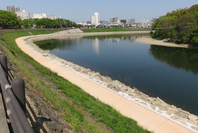 日本百名城巡りの岡山城紹介の締め括りです。慶長5年(1600年)、関ヶ原の戦いで西軍の主力となった宇喜多秀家は八丈島に流刑となり、宇喜多家は改易になりました。代わって小早川秀秋が備前・美作52万石の領主として入城しました。秀秋は本丸中の段を拡幅し、三之丸の外側に15町余の外堀を掘り三之外曲輪の整備をして城下町の拡大を行いました。(ウィキペディア、日本百名城・公式ガイドブック)