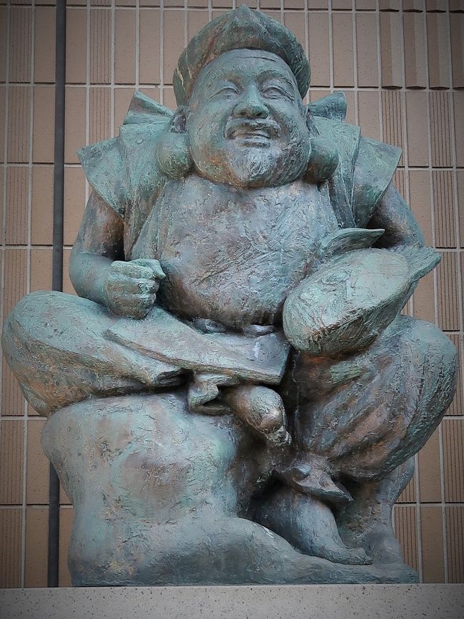 恵比寿(えびす)は、東京都渋谷区の地名である。現行行政地名は恵比寿一丁目から恵比寿四丁目。住所が「恵比寿」である町域はJR恵比寿駅東部周辺の区域に限られるが、一般には恵比寿駅西部周辺の「恵比寿西」町域、「恵比寿南」町域、さらには目黒区三田の一部まで含めた地域が「恵比寿」として呼び示される。 <br />恵比寿の地名は「ヱビスビール」に由来する。。ローマ字表記の場合にも、「Ebisu」のほか、「ヱビスビール」の商標と同じく「Yebisu」と表記されることもある。 1994年(平成6年)、ビール工場跡地の再開発事業として「恵比寿ガーデンプレイス」が開業、街は大きな変貌を遂げた。現在メディアでは、お洒落な街、住みたい街としても取り上げられることがある。<br />(フリー百科事典『ウィキペディア(Wikipedia)』より引用)<br /><br />八百屋(やおや)は、野菜や果物を主に販売する店の日本での呼称。<br />「八百」は「沢山」と言う意味で、数多くの物を扱うところからきている。。また、江戸時代には「青果物」を扱う店ということで「青屋(あおや)」と言ったが、時代につれ発音がなまって「やおや」になったという説もある。 <br />一般的には各市場で仕入れた野菜類を末端の消費者に販売する商売である。野菜類を材料にした自家製の漬物などを扱う店もある。 (フリー百科事典『ウィキペディア(Wikipedia)』より引用)