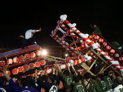 飯坂温泉のけんか祭り（八幡神社例大祭）～昼の巡行を終えると夜の部宮入りのぶつかり合いが祭りの華。屋台が大きくのけ反って互いの健闘を称えます～