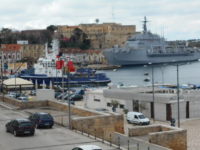 ブリンディジはバーリから列車で往復しました。<br />ブリンディジ・スヴェーヴォ城(Castello Svevo di Brindisi)があります。このお城は現在イタリア海軍の司令部があり、中には入れませんが、彼が築城した城とあれば行かざるをえません。<br />フェデリーコ2世が2番目の正妻となるヨランダとの結婚式をあげたのもこの町です。<br />ナポリは、ナポリ大学と卵城に行ってきました。<br /><br />この旅行記を書くにあたり、参考にした資料は下記に列挙してあります。<br />フェデリーコ2世紀行-1 イエージ・誕生<br />https://4travel.jp/travelogue/11505518<br /><br />なおこの旅行記はフェデリーコ2世の年代記風に並べたいと思います。4Travelではブログは旅行日順に並ぶので、表紙写真下に表示される訪問日と実際の訪問日は異なります。プーリア滞在は4月9日―14日です。ナポリは4月20日―22日。