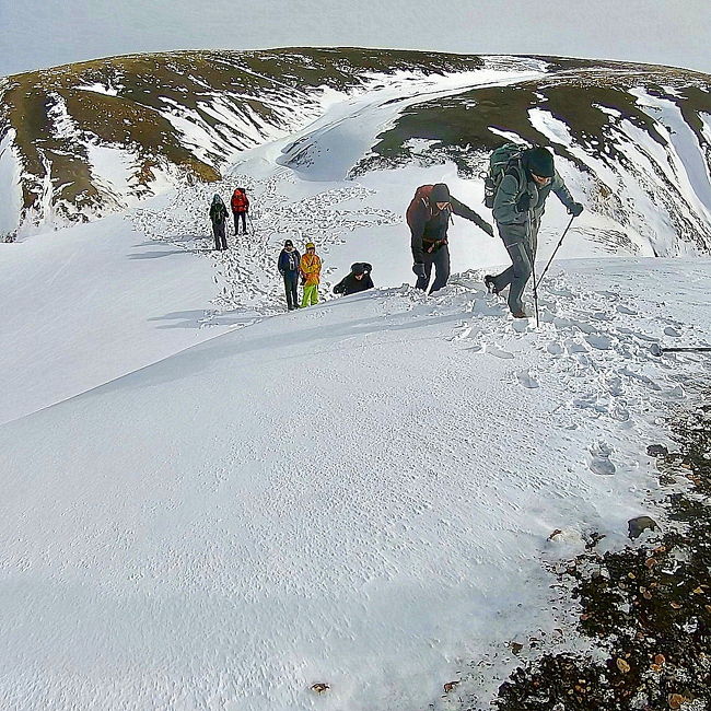 アイスランドに来た一番の目的は、ロングトレイルであるロイガヴェーグルを縦走することです。<br /><br />アイスランド内陸部のランドマンナロイガル（Landmannalaugar）からソルスモルク（Þórsmörk）まで全長約55キロのこのトレッキングルートは、<br />パステルカラーの山々<br />蒸気の上がる地熱地帯<br />氷河で削られた美しい渓谷<br />川と苔に覆われた平原　など、<br />毎日とても変化に飛んだ風景がみられます。<br /><br />まるで太古の地球を見ているみたいな、唯一無二の素晴らしいトレイルを3泊4日かけて歩きました。<br />とは言っても、テントを持って縦走する体力は無いので、山小屋泊、それもガイド付きのツアーにします。<br />ツアーは、寝袋などの大きな荷物はスーパージープで運んでくれちゃうんです～。<br /><br />と言う、ヘタレトレッカーの記録を4回にわたって旅行記にします。<br /><br />ツアーを選んだのは次の点で私たちには良かったです。<br />悪天候での判断をまかせられる<br />ルートの心配しなくてすむ<br />テント、食糧を持参する必要がない<br /><br /><br />経験豊富なガイドさんザッフォのおかげで、雨、雪、嵐の中、全員無事にトレッキングできました。<br />安全安心！<br /><br />まずは、1日目　レイキャビクを出発ランドマンナロイガルまで車。<br />ここからトレイルをスタートして フラプティンヌスケルまで。<br /> 約12km、５時間の行程です。<br />距離は短いけれど、4日間の中で一番登りの多いトレイルです。