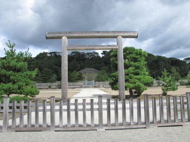 ↑ 122代明治天皇陵 伏見桃山陵 <br />③分割していますのでこのファイルはNo2です。<br />---------------------------------------------------------<br />● https://4travel.jp/travelogue/11550690 No1<br />● https://4travel.jp/travelogue/11550716 No3<br /><br />2019.10.4 金曜日 AM7:43~15:29 京都市伏見区、山科区の天皇陵墓の探索しました。<br />本日は初めて天皇陵墓探索者と出会いました。今までは京都東山泉涌寺で観光客か通りかかりか分からない人でしたが今回は完全なる歴史探索者でした。京都伏見区醍醐の醍醐天皇後山科陵で歴女と言う人を見かけました・・・・本日はその人だけで伏見区後深草天皇深草北陵で????んん・・と思ったら管理人さんでした。<br /><br />本日探索件数 ・・・・・・・ 19件<br />No1)<br />伏見稲荷大社・・・・・・・・・・(ここに車を止めて伏見区分を自転車で探索)<br />やはり朝は欧州。米国人が多くうるさい中国人は少ないです<br />沓塚陵墓参考地・・・・・・・・・・案内指標も無く戸惑います<br />後深草天皇深草北陵・・・・・・・・管理人さんが居た。珍しく駐車場があり8台位は止められる<br />54代仁明天皇深草陵<br />*藤ノ森神社*<br />----------------------------------------------------------------<br />No2)<br />50代*桓武天皇柏原陵・・・・・・・・・・明治天皇裏なので大きくなってしまったのか??<br />122代*明治天皇伏見桃山陵・・・・・・・・流石にデカイ!!<br />明治天皇皇后伏見桃山東陵・・・・・珍しく旦那の横に有る陵墓<br />北朝3代*崇光天皇・光明天皇大光明光陵<br />後崇光太上天皇伏見桃山松林院陵<br />陵墓参考地深草大亀谷・・・・・・・結構大きい雑木林<br />--------------------------------------------------------------------<br />No3)<br />伊予親王巨 墓<br />宇多天皇皇孫 雅慶王墓<br />61代朱雀天皇 醍醐陵<br />60代醍醐天皇 後山科陵<br />勧修寺宮<br />後醍醐天皇御母小野陵<br />僧正遍照墓<br />仁明天皇女御尊称太皇太后順子後山階陵<br />輪王寺宮墓地<br />*毘沙門堂*<br />仁明天皇皇子 人康親王墓<br /><br />