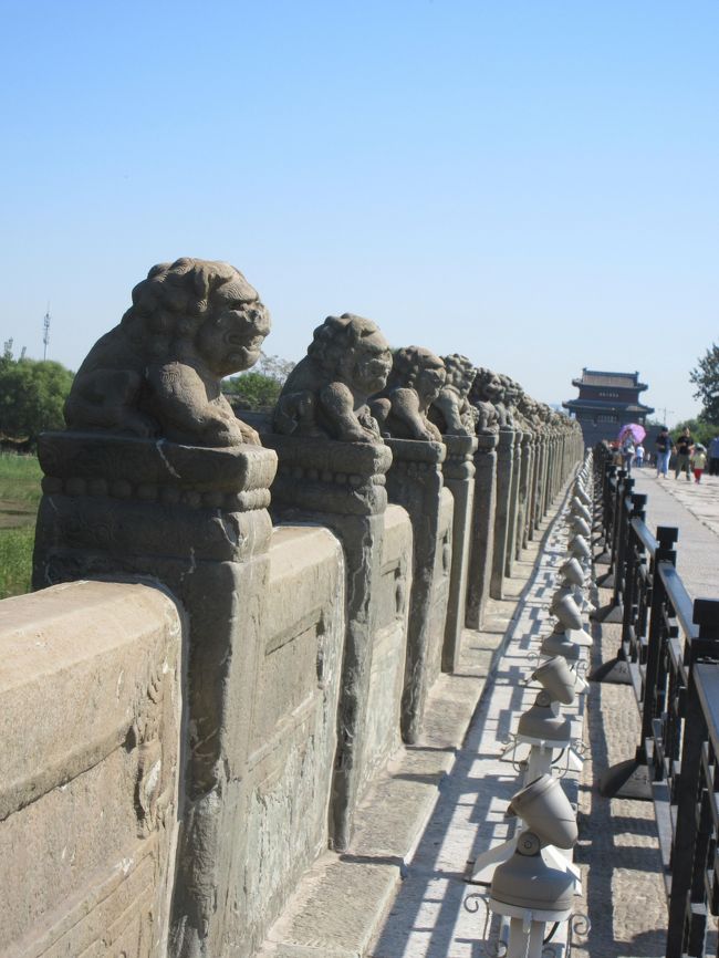 北京市の南西部を流れる永定河に架かる蘆溝橋は北京に入る石造のアーチ橋で、日中戦争の発端となったことで有名な橋です。関東軍に爆破され満州事変が勃発した柳条湖とともに日本史の教科書に出てきます。<br /> その橋を北京旅行の第3日目は見て、渡りに行くことにしました。まさに歴史を体験する旅です。この橋はマルコポーロも渡っているとのことで、「東方見聞録」では「世界中どこを探しても匹敵するものがないほどの見事さ」と記しています。西欧ではマルコポーロ橋と呼ばれているそうでどのような橋なのか興味をそそられました。 <br /> 日程 9月21日 JL021便 北京着 慕田峪長城<br /> 9月22日 天津 キエフ号見学 五大道 鼓楼 <br /> 9月23日 廬溝橋見学 JL022便 羽田着<br /><br />