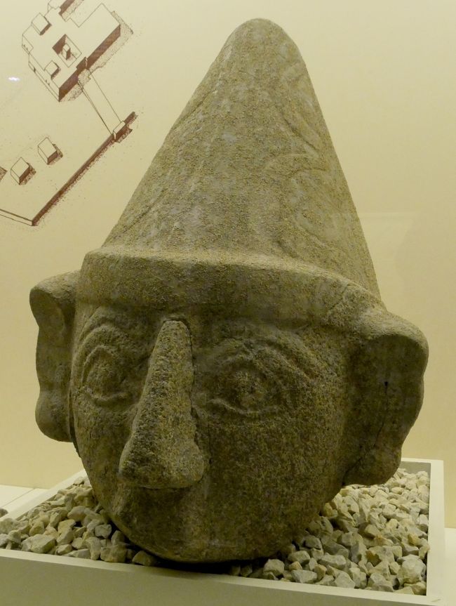 2019.8トルコの知人を訪ねる18-ボアズカレ博物館のスフィンクスと神の頭部像