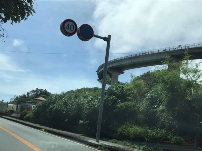 斎場御嶽の後は そこから見える 橋を通って首里城へ向かいました。