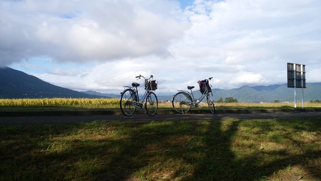 JRの「北海道・東日本パス」(1人連続7日間10,850円当時)を利用して、東京→福島→新潟→東京と普通列車の旅をしてきました。<br /><br /> 郡山に3泊:喜多方で蔵巡り→猪苗代湖で安積疏水関連施設の十六橋水門→会津飯盛山の栄螺堂<br /> 新潟に3泊:鮭の町村上→新潟市内・古町花街→長岡駅周辺<br /><br /> 今回の旅行記は、猪苗代駅前の観光協会のレンタルサイクルを利用して、湖と磐梯山という素晴らしい景色を楽しみながら巡った『十六橋水門→天鏡閣→旧高松宮翁島別邸』の報告です。