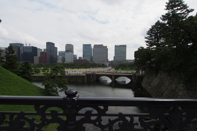 9月20日(金)妻が東京で用事があったのですが、その後3連休は何も予定なし。<br />私も暇だったので、妻を東京まで迎えに行き、ついでに茨城の実家にプチ帰省することとしていました。<br /><br />帰省先でどこに出かけるか、何をするかはまったく決めていないものの、帰ることだけは決めて準備していたのですが、急に三連休最終日の23日(月)に仙台で仕事が入ってしまいまいました。<br />そのため、金曜夜に仙台を出発し、日曜の昼頃には茨城を出るというそこそこの強行日程となってしまったので、観光は土曜日。それもハードじゃないものにしようということになりました。<br /><br />そこで、東京近郊に長らく住んでいたけれども実は皇居に一回も行ったことがなかったので、行ってみることとしました。<br />特に決め手はなかったのですが、新天皇陛下御即位の際も国内にいなかったし、即位礼正殿の儀の日も特段東京に行く用事はありません。上皇陛下が天皇として在位している間の一般参賀にも行ったことがない。<br />もしかすると、国民こぞっての祝賀に参画できていないという気持ちが意識の水面下にあったのかもしれません。<br />特段イベントのある日でもありませんが、いつも行われている皇居参観のツアーに両親と東京の親せきと皆で参加することとしたのでした。<br /><br />〇皇居参観ツアー参加までの流れ<br /> 皇居参観ツアーは事前受付と当日受付があります<br /> 事前受付をすると当日に整理券をもらう必要がなくなりますが、当日整理券がなくなるということはめったにないようです。<br /> 今回は、直前に思い立ったこともあり、事前受付は終了していた(満員だった)ので、以下当日受付パターンの流れです。<br /><br /> 8:30 JPタワー駐車場着(akippaで2,700円/日で事前予約)<br /> 9:00 整理券配布開始<br /> 9:30 入場<br /> (窓明館で待機)<br /> 10:20 ガイド開始<br /> (元枢密院庁舎→富士見櫓→宮内庁庁舎→宮殿→正門鉄橋(二重橋)→伏見櫓→山下通→蓮池濠→富士見多聞)<br /> 11:30 ガイド終了<br /> (JPタワーで時間調整)<br /> 12:00 エノテカノリーオで昼食<br /> 14:30 帰路へ<br /><br />【感想】<br />ガイドの話も面白く、見て回るだけではわからないであろうエピソードなども聞けるので楽しい観覧でした。<br /><br />私は皇室には親しみを覚え、特に上皇・上皇后両陛下や天皇・皇后両陛下のご活動をみるにつけ、敬愛の念を覚えるのですが、皇室を取り巻く制度や漠然とした空気から皇室との間に距離を感じることはあります。<br /><br />国民と王(皇)室の距離感は国によってまちまちでいいのだと思いますが、私が観光する機会のあった王政の国々はどこも国民との距離が非常に近いように感じられたので、日本の今後はどうなるのかなぁと思いつつ見学していました。<br /><br />特に、印象的であったのは、建物内には一切立ち入れないのはもちろんのこと、ガイドツアーの列から外れようものなら警備の人にとがめられることです。<br /><br />他国では、ボディーチェックこそあるものの自由に見て回れますし、居住区域はともかくとして、現住の王宮の中も見て回れるのと比べると、皇室に対するいろんな意見があることを前提としたものだと理解していつつも、やや距離感を感じる対応なのでした。<br /><br />新しい時代にも自由な国民的議論を通じて国民と皇室の関係が発展していけばいいなと思ったのでした。