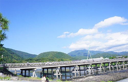 青空が綺麗な嵐山で、素敵カフェや可愛いキャラクターショップめぐり