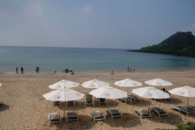 今年の国慶節休暇は旅行の予定は無かったのですが、半月前の中欧旅行中に「やっぱりどこか行きたいね」との思いから急遽決定。<br />台湾の旅行記でリゾートがあることを知り、高雄経由の墾丁へ行くことにしました。<br />本当に青い海と空のリゾートなのか、10月でも泳げるのか、台風は大丈夫か?<br />初めての地で不安はいっぱいありましたけど、今回もいつもの通り満足の旅となりました。<br /><br />1台湾元:3.6円<br />1人民元:15.0円<br /><br />★10/2(祝)上海⇒(高雄)⇒墾丁<br /> 10/3(祝)墾丁・台湾最南端<br /> 10/4(祝)墾丁⇒高雄<br /> 10/5(祝)高雄⇒上海<br /><br />フライト:吉祥航空 上海ー高雄 往復税込 @2,969人民元<br />ホテル:墾丁/シーザーパークホテルケンティン<br /> (墾丁凱撒大飯店)2泊朝食付2,672人民元<br /> 高雄/高雄泓揚精致商旅<br /> (バンブーホテル)1泊朝食付195人民元<br /><br />※中国上海在住者です
