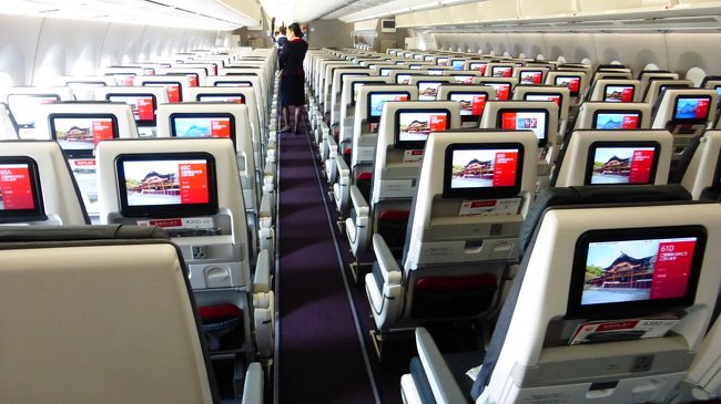 JALの新機材である、エアバスA350-900が、9月1日から羽田~福岡間に就航したので、機会を見つけて乗りたいとは思っていました。<br /><br />JAL A350-900公式サイト:https://www.jal.co.jp/dom/A350/index.html?m=dfs<br /><br />私は、なるべく安くなる運賃重視であり、いち早く乗ってみたい派ではない為、当初は、10月以降の先得運賃+ホテル探しで、休日に合わせた安い日程を探していたのですが、思った程安くならない為、JALのダイナミックパッケージ(飛行機+ホテル)で探した所、1ヶ月程先に出発である、9月29日(日)発が比較的安かった為、ダイナミックパッケージで行く事に決めました。<br /><br />また、今回は、タイムセール期間中に予約出来た為、福岡~羽田往復航空券(往路:クラスJ席、復路:普通席)+銀座グランドホテル シングルルーム+JALマイル 1,500マイル付きプランで、33,900円(往路普通席なら、31,900円)でした。<br /><br />飛行機は、勿論、往復ともA350-900運航便を選択しました。<br /><br /><br />今回の日程・行程は下記の通りです。<br /><br />9月29日(日)<br /><br />福岡 9:00ーJAL306(クラスJ席)ー羽田 10:35<br /><br />都内散策(汐留、国立競技場、新宿、銀座)<br /><br />銀座グランドホテル シングルルーム(14平米)泊<br /><br />ホテル公式サイト:http://www.ginzagrand.com/index.html<br /><br />※実際は、このシングルルームが建物内側部屋で景観が良くなかった為、フロントで追加代金を支払って、ダブルルーム(16平米)に変更して貰いました。<br /><br />9月30日(月)<br /><br />羽田 12:10-JAL317(普通席)-福岡 14:00<br /><br /><br /><br />A350-900の普通席で、羽田~福岡間を搭乗した時の様子です。<br /><br /><br />往路、クラスJ席で、福岡~羽田間を搭乗した時の旅行記は下記です。<br /><br />https://4travel.jp/travelogue/11549329<br /><br />